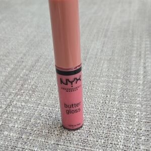 NYX Pink Lip Gloss Butter Shine‎